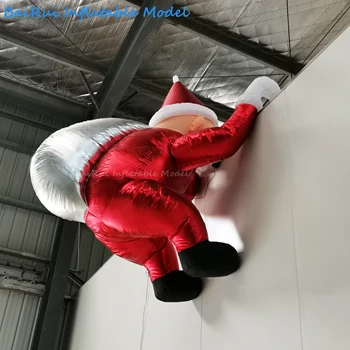 מתנפח ענק של סנטה קלאוס נושא בשקית מתנה מטפס על קיר פסטיבל חג המולד אוויר לפוצץ קישוט אירוע פרסום אביזר